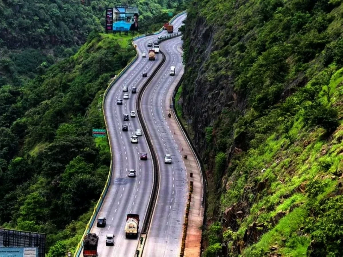 The Mumbai-Pune Expressway revolutionized travel between the two cities, reducing journey times from 5 hours to 2 hours.
(Photo credit: Twitter/@PuneCityLife)