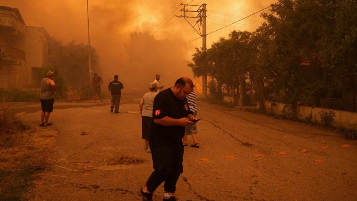 The fires, which began on Sunday afternoon in the Seferihisar and Menderes districts, intensified overnight (Image - @fotoizmir)