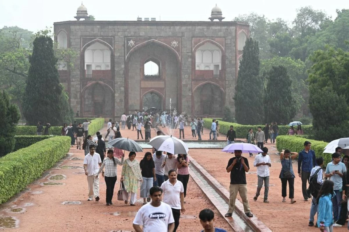 The city continues to remain under an 'orange' alert, which, as per the IMD's colour code, signifies "be prepared." (Photo by Sunil Ghosh/Hindustan Times via Getty Images)