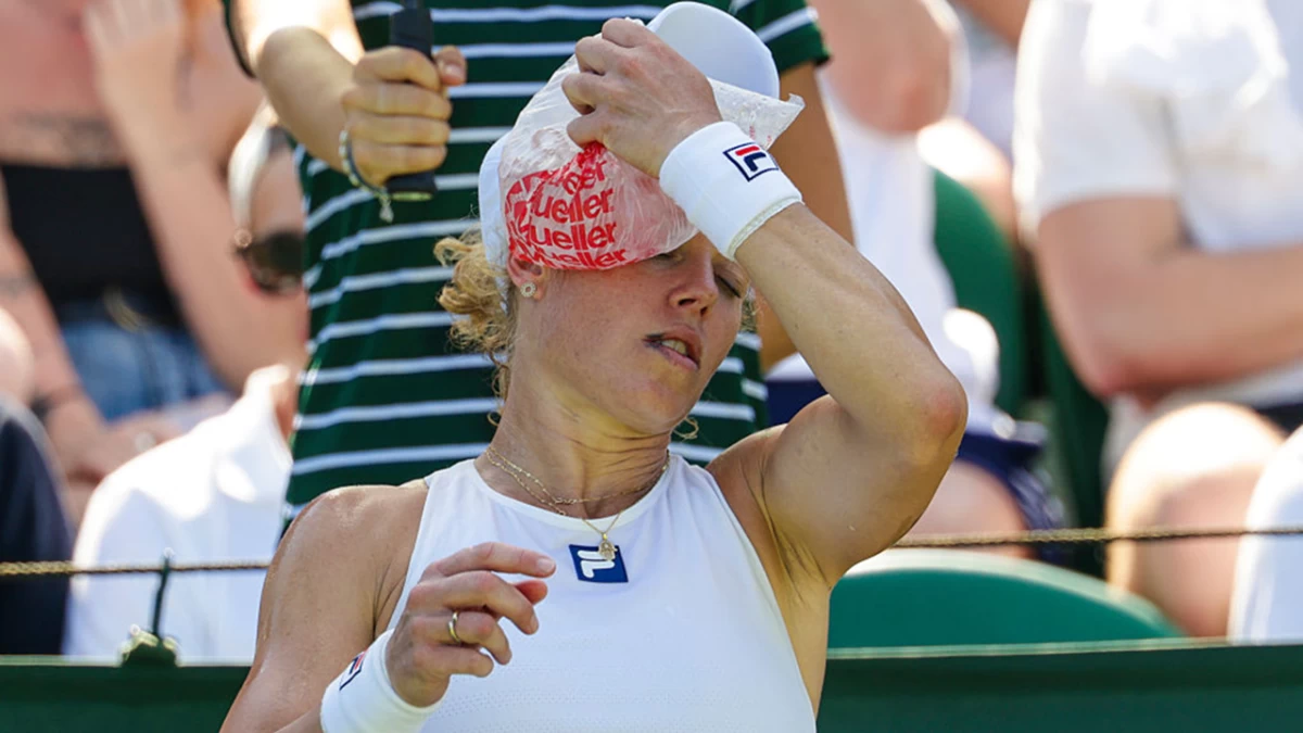 Germany's Laura Siegemund cools her face with an ice pack on Wimbledon 2025 opening day. (Getty Images)