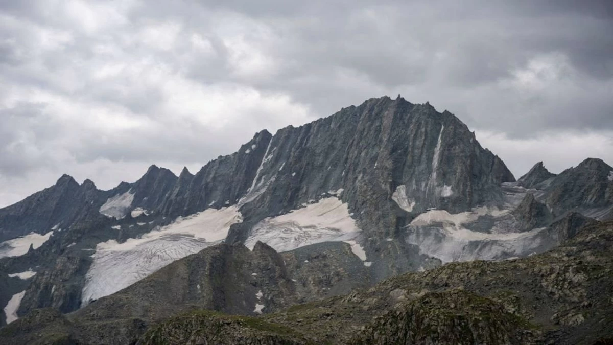 As glaciers retreat in the Himalayan region, new lakes are formed and existing ones grow. These glacial lakes are dangerous as they cause Glacial Lake Outburst Floods (GLOFs), which can pose catastrophic damage to downstream communities. (Photo Credit: Idrees Abbas/SOPA Images/LightRocket via Getty Images)