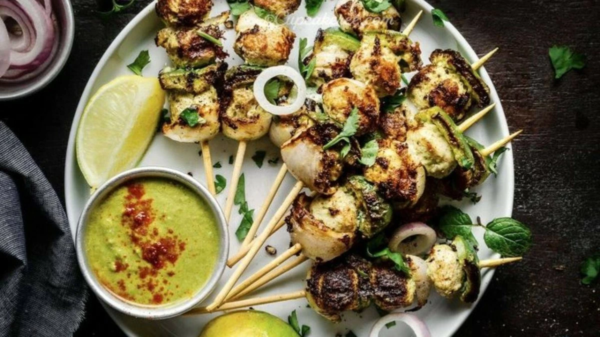 Hariyali kebab: Mini pieces of chicken marinated well in a green herb sauce, charcoaled for a smoky flavour. Healthy and delicious variant for food lovers. (Photo credit: Pinterest)