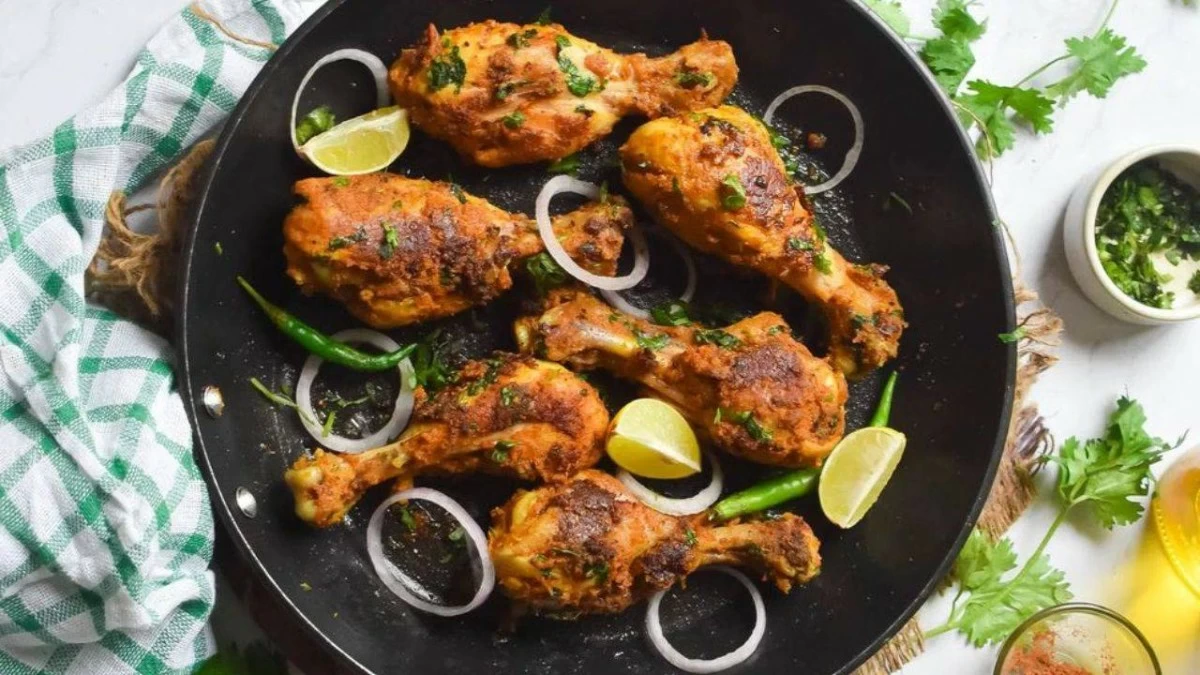 Tangdi kebab: Chicken drumsticks marinated in a spicy sauce and grilled on skewers to enjoy the delicious and earthy flavours with mint sauce and onion. (Photo credit: Pinterest)
