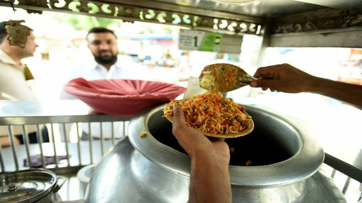 A number of cases have been reported where food vendors were allegedly seen contaminating the food while preparing it in several cities of India. (Representational Image; Photo Credit: Sunil Ghosh/HT via Getty Images)
