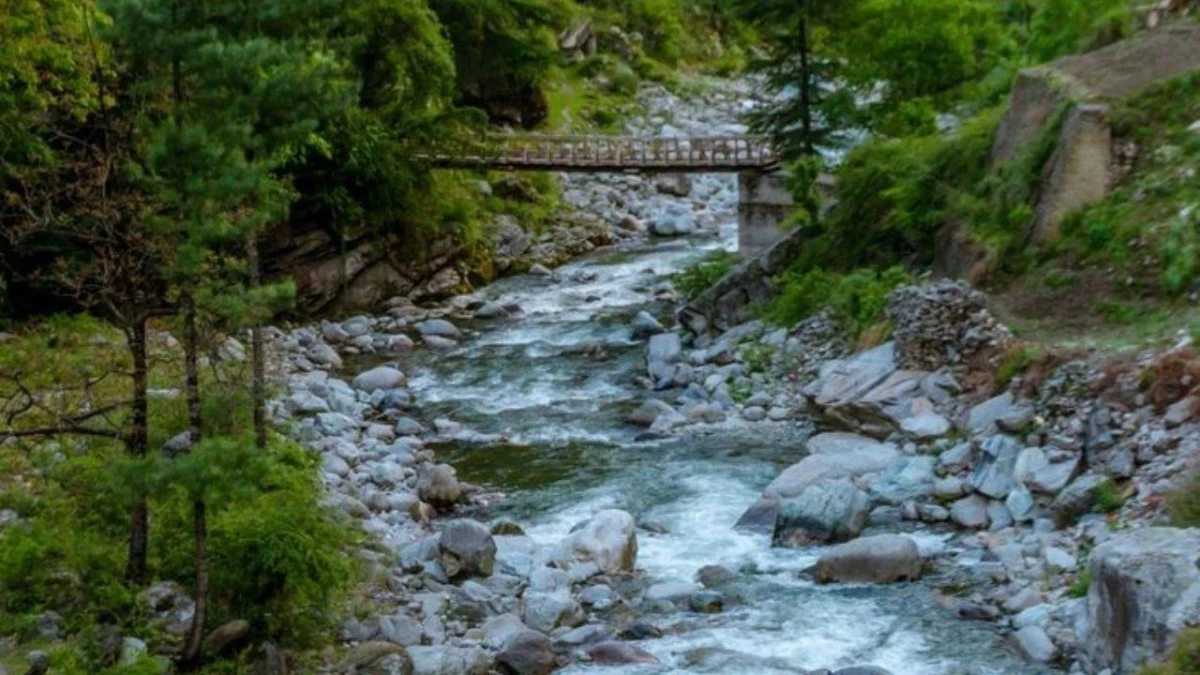 Tirthan Valley: A paradise for adventure seekers with serene riverbanks, dense forests, and trekking trails.(Photo credit: Pinterest)