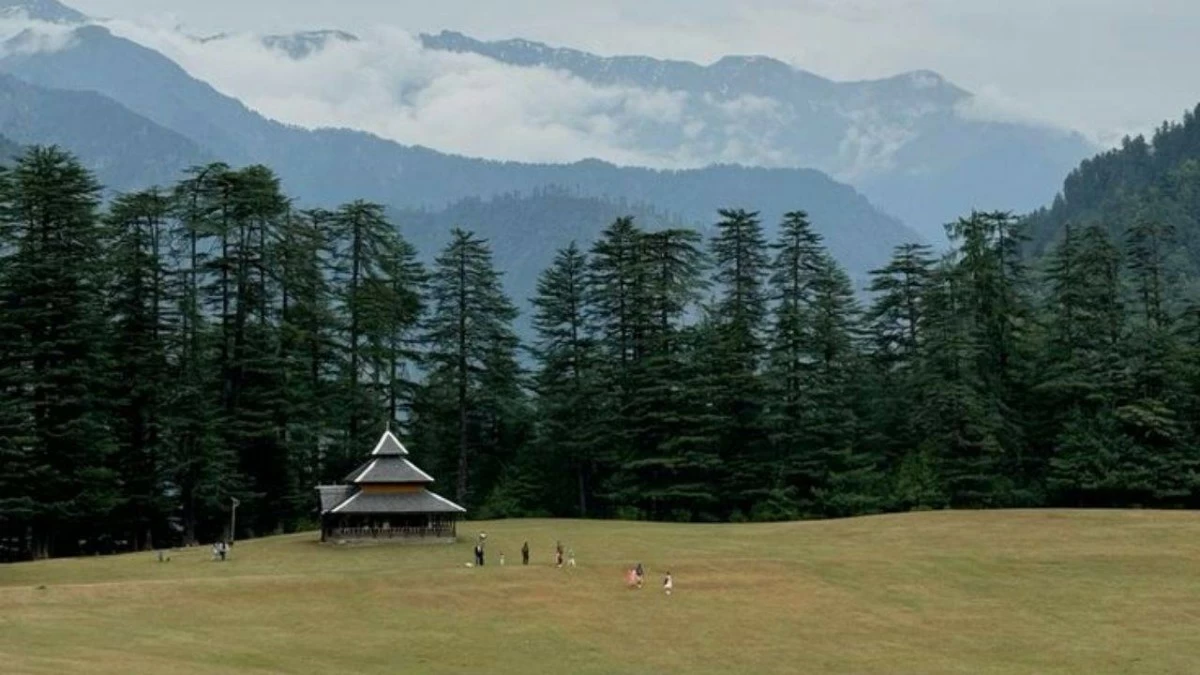 Shoja: A quaint hill station with dense forests, meadows, and mesmerising sunsets over the Himalayas. (Photo credit: Pinterest)