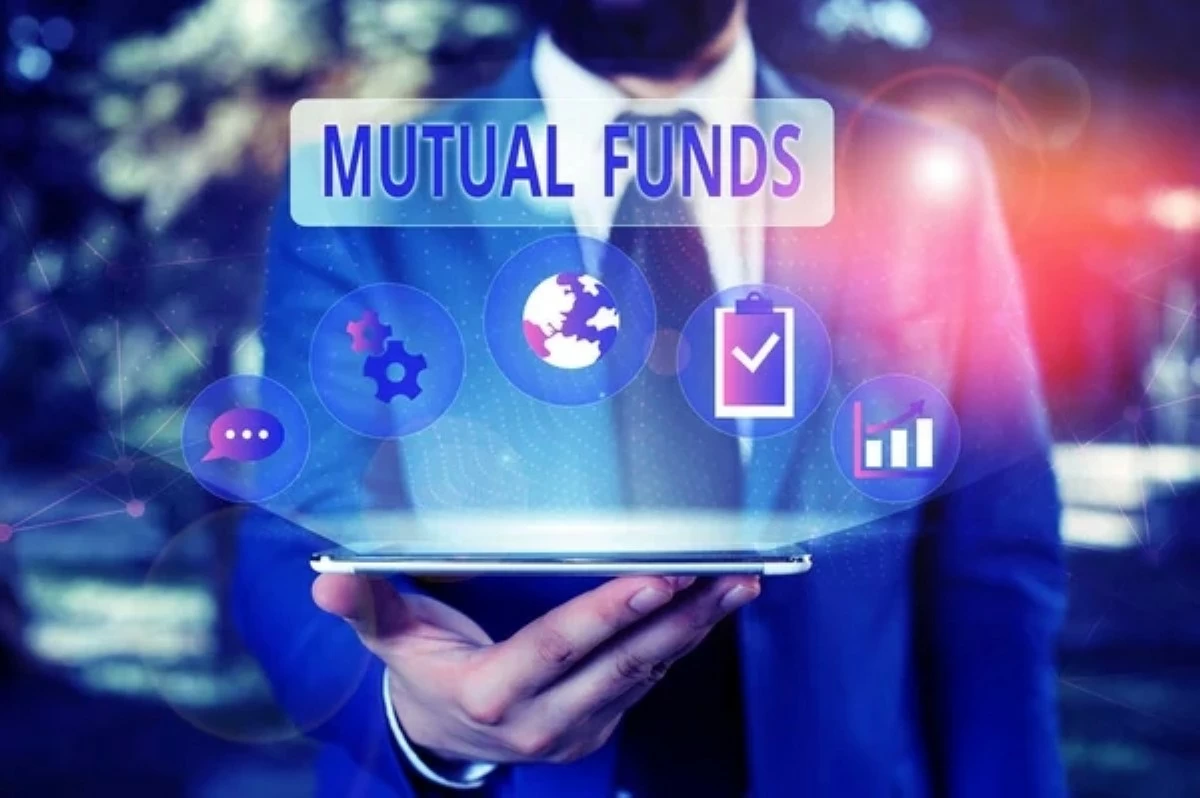 Canara Robeco Large and Mid Cap Fund suffers from slightly less volatility compared to its category average as indicated by its Beta value.