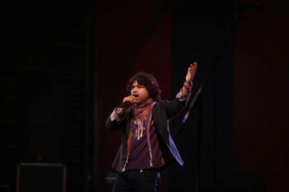 Kailash Kher on stage.