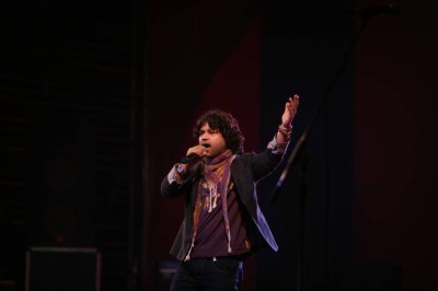 Kailash Kher on stage.
