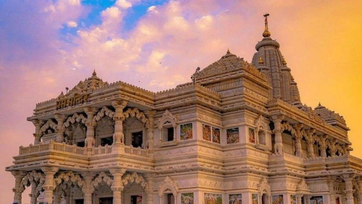 Prem Mandir: Built by Jagadguru Kripalu Maharaj, this temple is home to Radha and Krishna idols made of marble. The evenings at the temple are the best with a light and music show near the fountain. (Photo credit: Instagram)