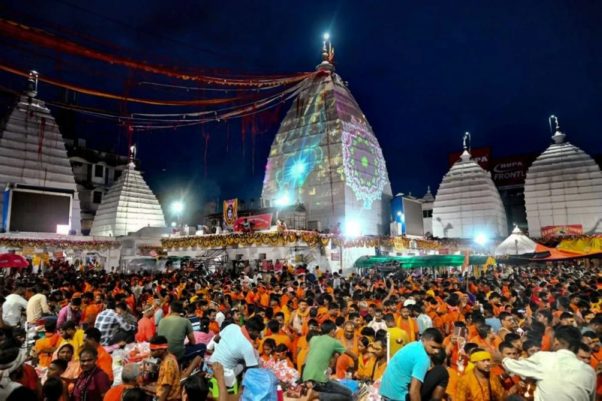 People gather to offer prayers to Lord Shiva at Baba Baidyanath Dham in Deoghar 