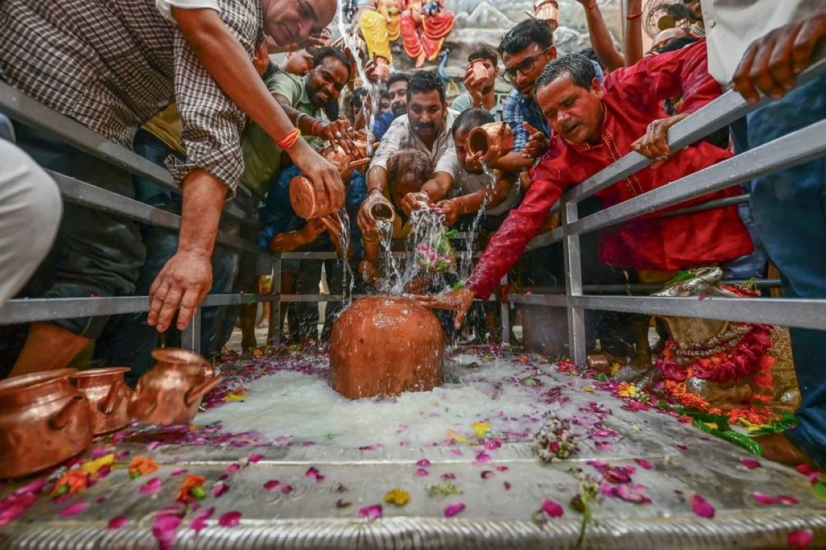 Devotees offer prayers to on the occasion of the first Sawan Somwar at Jharkhand Mahadev Temple in Jaipur