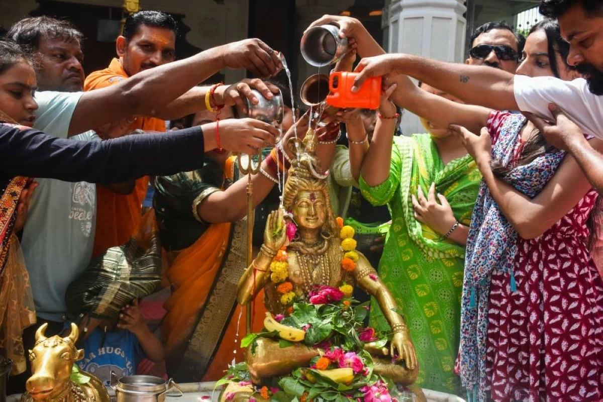 Devotees perform 'abhishek' on the first Monday of the Sawan month in Moradabad, UP