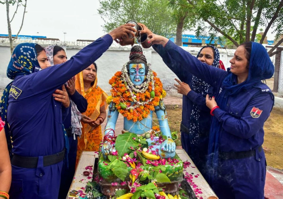 Devotees perform 'jalabhishek' at Markandeya Mahadev Temple in Bikaner
