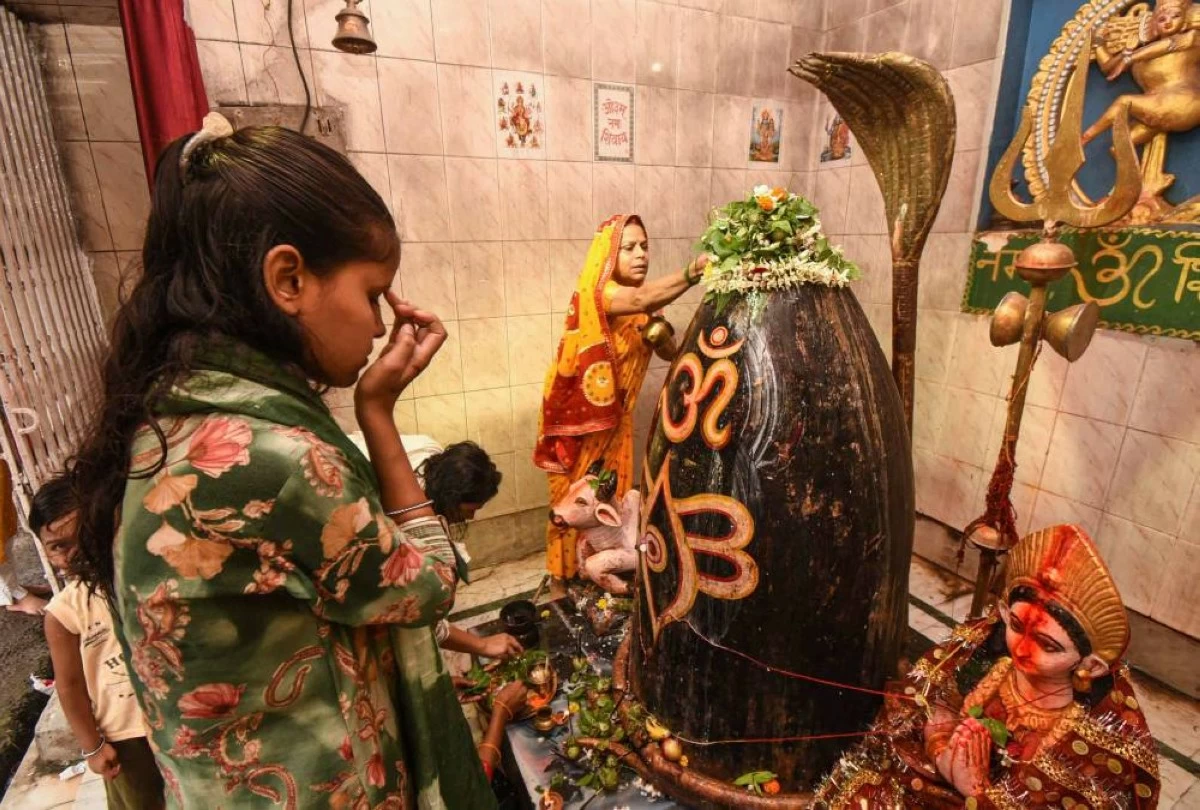 People perform rituals as they offer prayers to Lord Shiva in Patna, Bihar, on the first Monday of the Sawan month