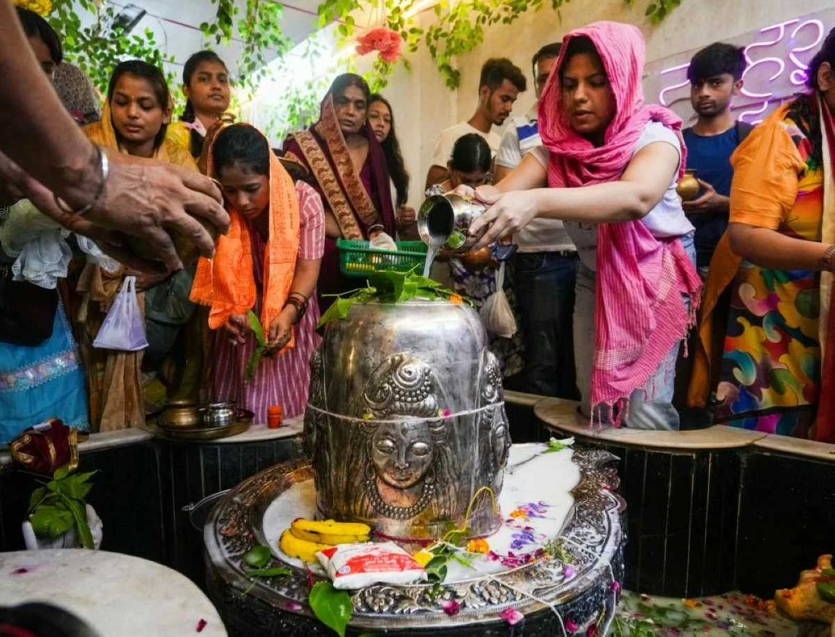 People offer prayers to Lord Shiva at Gufa Wala Mandir at Preet Vihar, New Delhi, on the first ‘ Sawan Somwar’