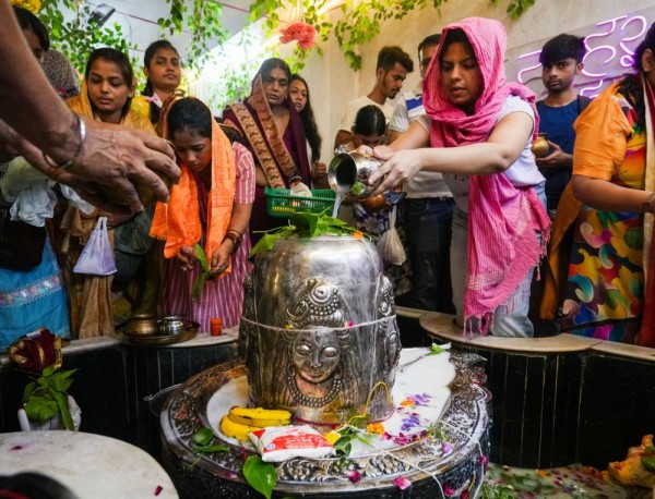 People offer prayers to Lord Shiva at Gufa Wala Mandir at Preet Vihar, New Delhi, on the first ‘ Sawan Somwar’