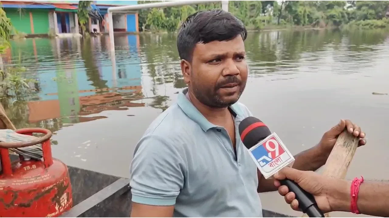 People from the villages in the interior areas are coming to the market along the main road in boats. (Photo credit: TV9 Bangla)