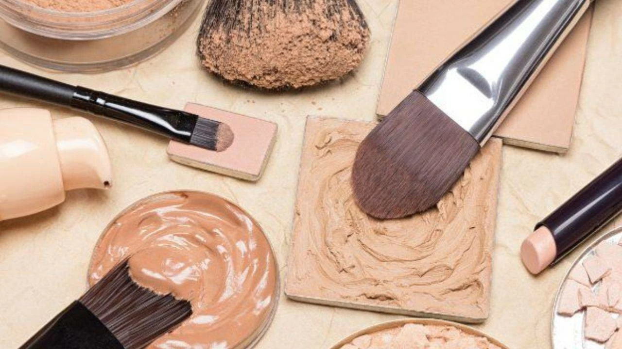 Ultimate guide to buy the right foundation (Photo credit: Freepik)