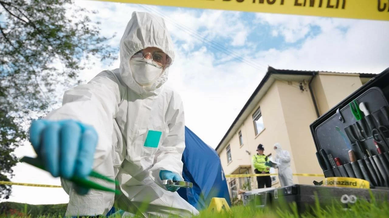 A young woman was strangled to death by her boyfriend in a lodge in Kochi