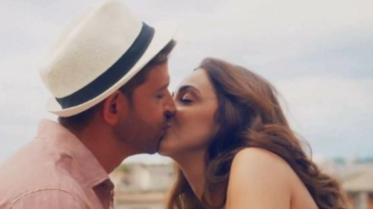War 2: Hrithik Roshan and Kiara Advani's kiss ignites age-gap debate