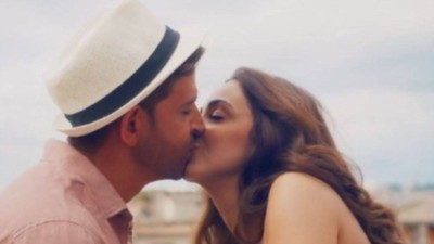 War 2: Hrithik Roshan and Kiara Advani's kiss ignites age-gap debate