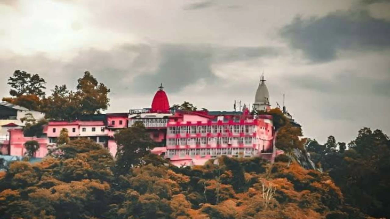 On regular days, 15,000 to 20,000 devotees visit. But on this Shravan Sunday, the number surged past 20,000 within hours.