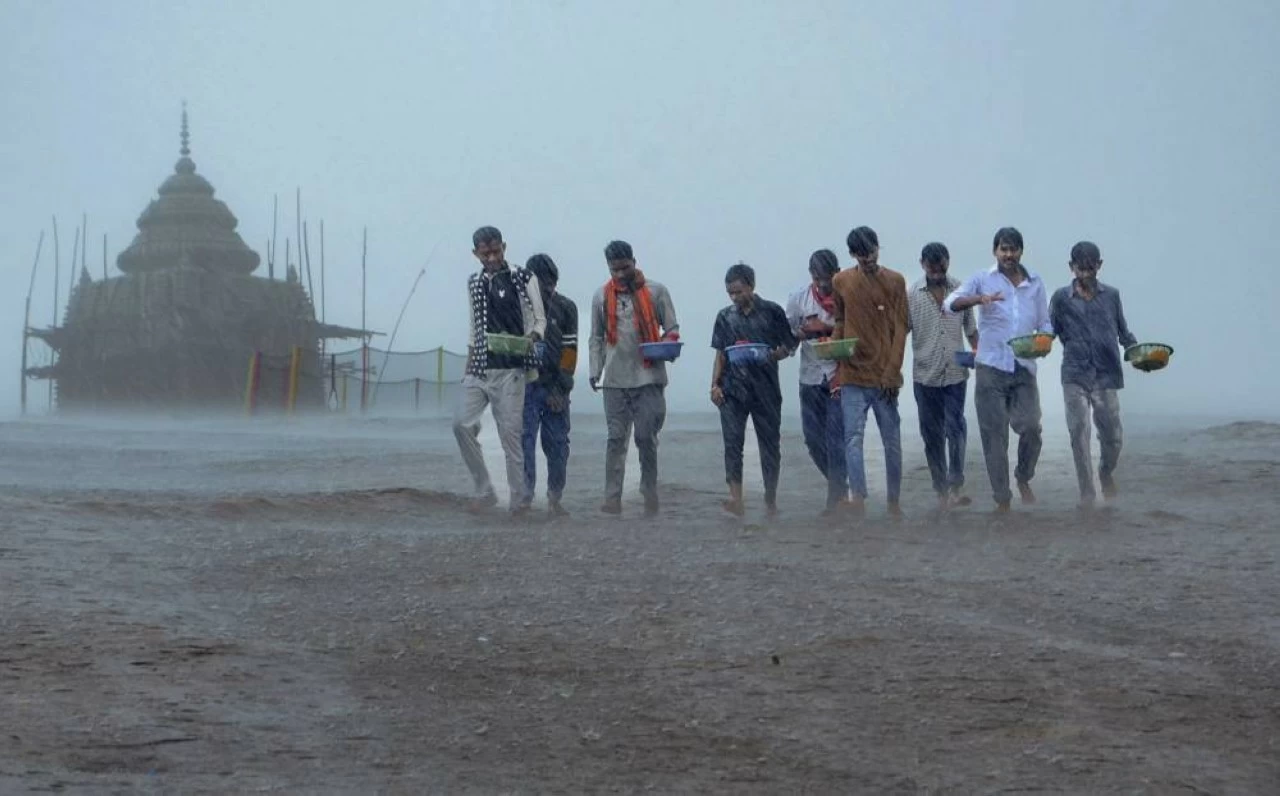 People make their way to 'Marsilli Pahad' on 'Sawan Somwar' amid heavy rainfall, in Ranchi (Credit: PTI)