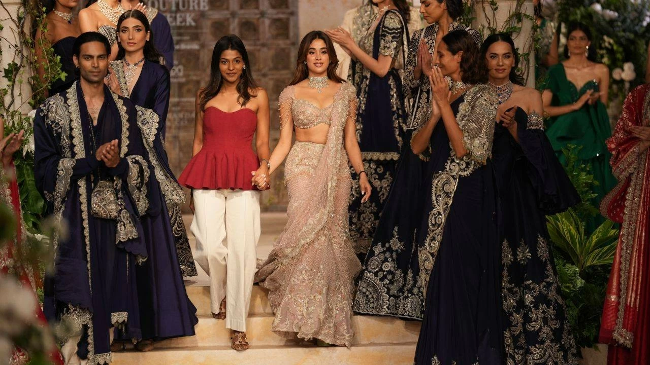 Her confident walk and radiant presence lit up the ramp, earning cheers from the audience.
