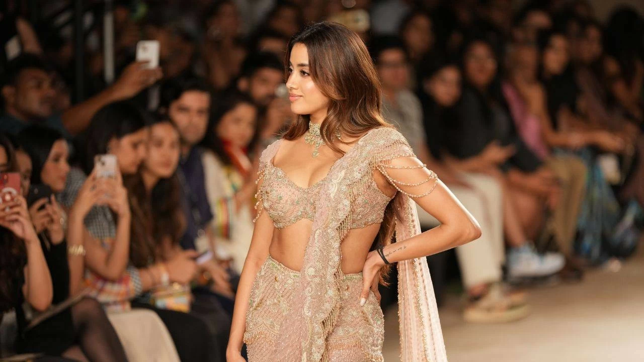 Janhvi’s look was completed with a choker necklace embedded with green and clear stones, paired with matching earrings.
