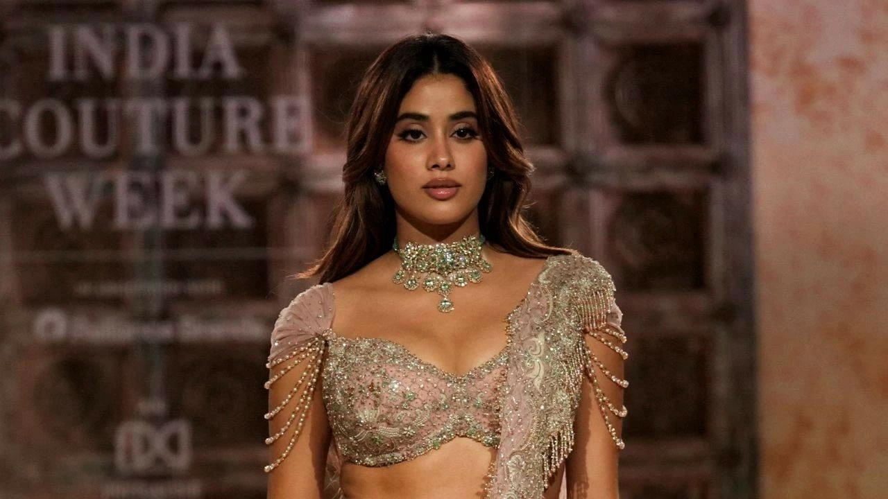 The mermaid-style lehenga had a dramatic long train and was covered in intricate patterns that shimmered under the lights.
