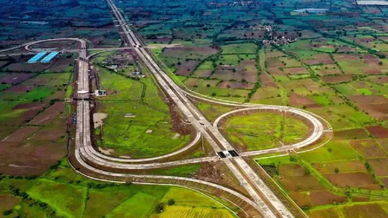 The Mumbai-Nagpur Expressway (Samruddhi Mahamarg), a 701 km, eight-lane highway that drastically reduces travel time between Mumbai and Nagpur. (Representative image)