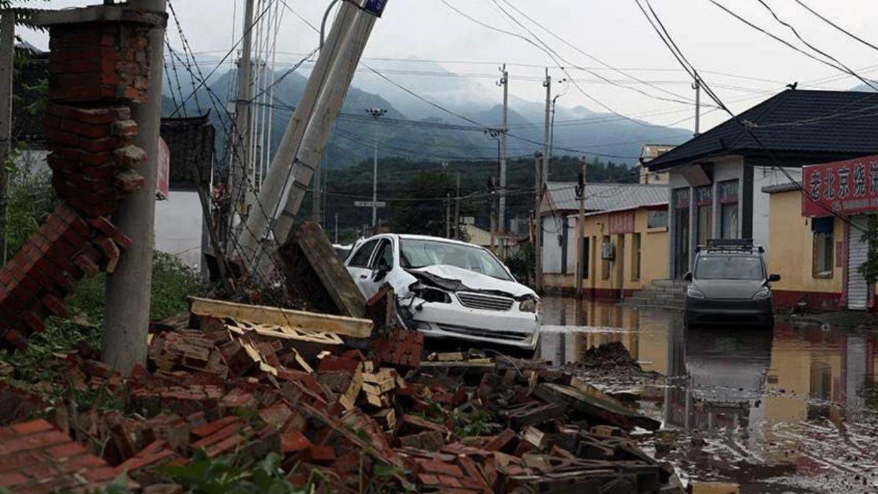 Skies break over northern Beijing leaving 30 dead and many injured
