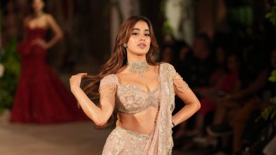 Janhvi Kapoor dazzled at a recent fashion show as she walked the ramp for designer Jayanti Reddy, turning heads with her regal look.
