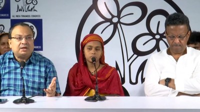 TMC state general secretary Kunal Ghosh and Mayor Firhad Hakim with Sajnur Parveen. (Photo credit: TV9 Bangla)