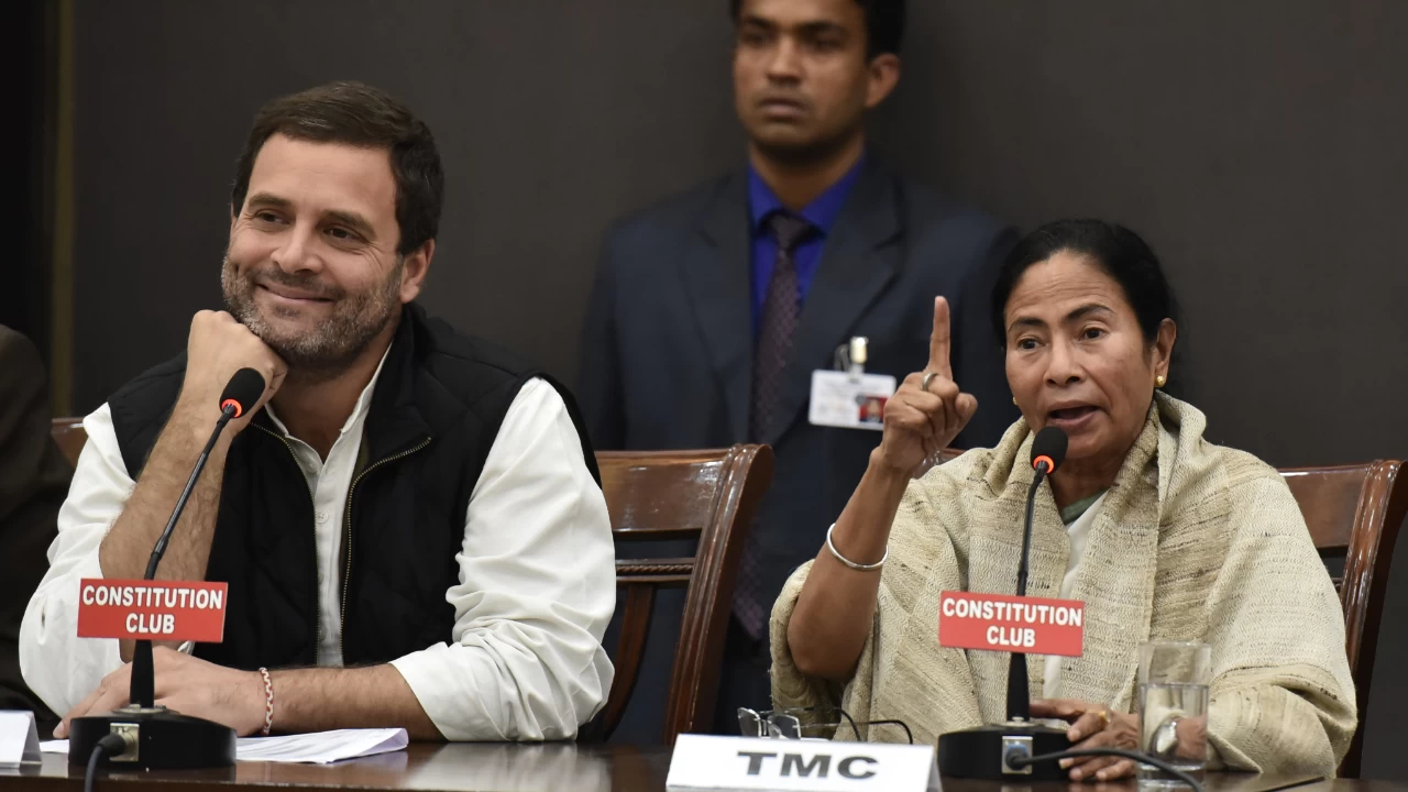 Leader of Opposition Rahul Gandhi and West Bengal Chief Minister Mamata Banerjee. (Photo credit: Sanjeev Verma/HT via Getty Images)