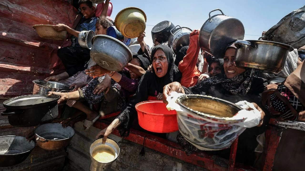A charity distributes meals to Palestinians facing food shortages amid ongoing Israeli attacks and severe restrictions in Gaza City, Gaza. (Photo by Ali Jadallah/Anadolu via Getty Images)