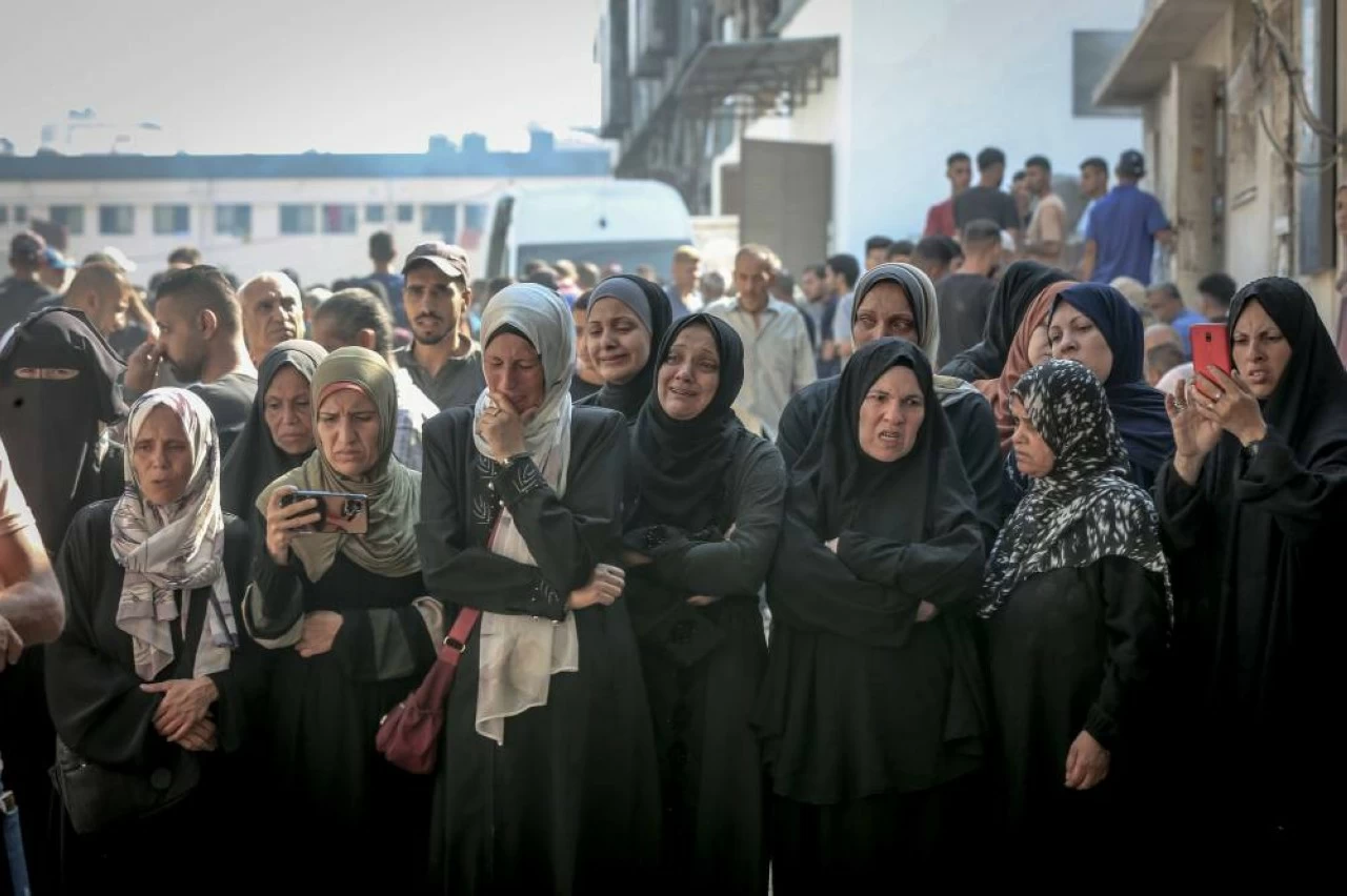 Bodies of Palestinians, who lost their lives after Israeli attack on Er-Rimal neighborhood, are brought to al-Shifa Hospital by their relatives for funeral process in Gaza City, Gaza on July 27, 2025. Five members of the al-Bassous family, including a child, were killed in an Israeli airstrike on an apartment building. (Photo: Saeed M. M. T. Jaras/Anadolu via Getty Images) 