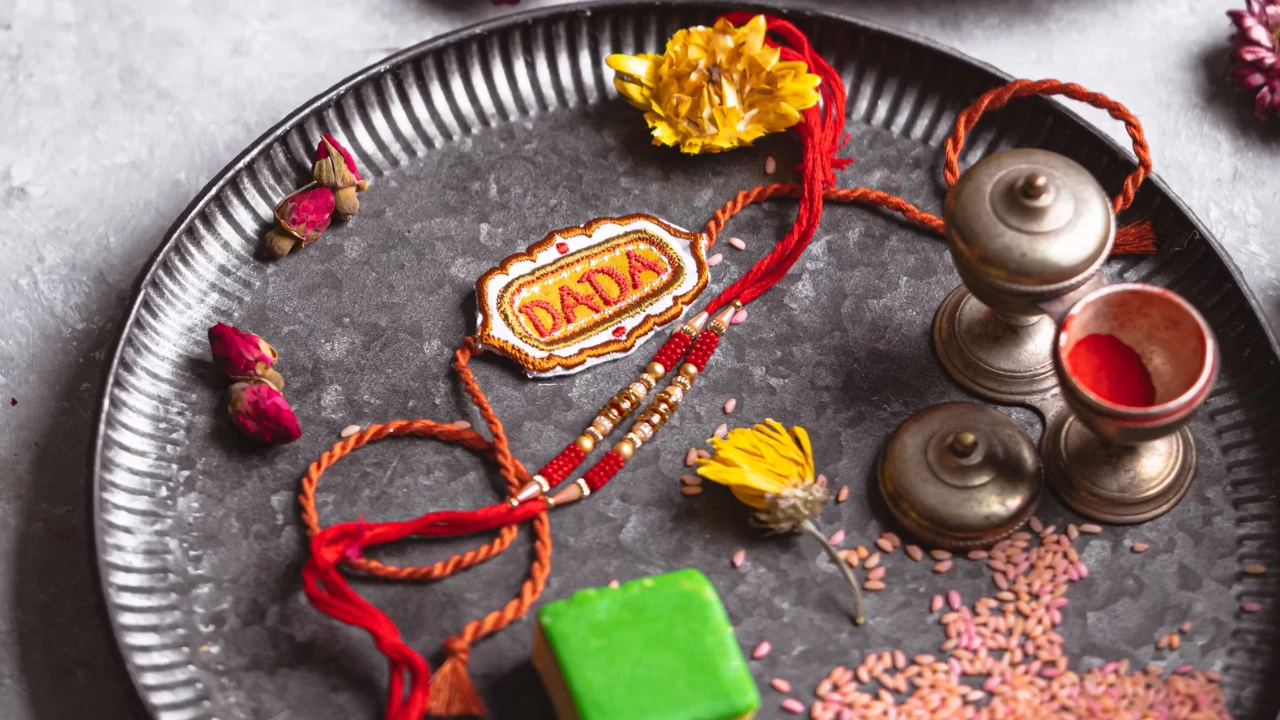 From wireless chargers to beauty tools and fitness wearables, these picks are thoughtful, trendy, and totally useful.