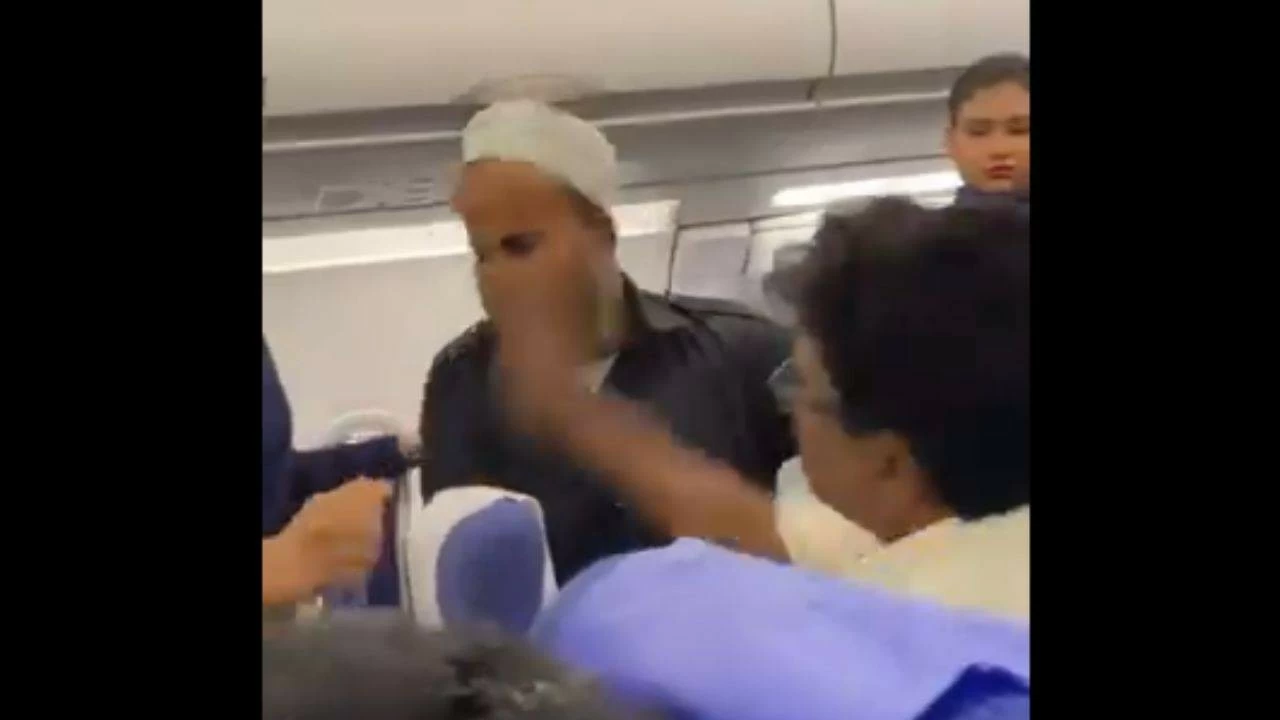 In the clip, two cabin crew members were seen assisting the man who had the panic attack and guiding him toward the exit when a passenger seated on the aisle slapped him.