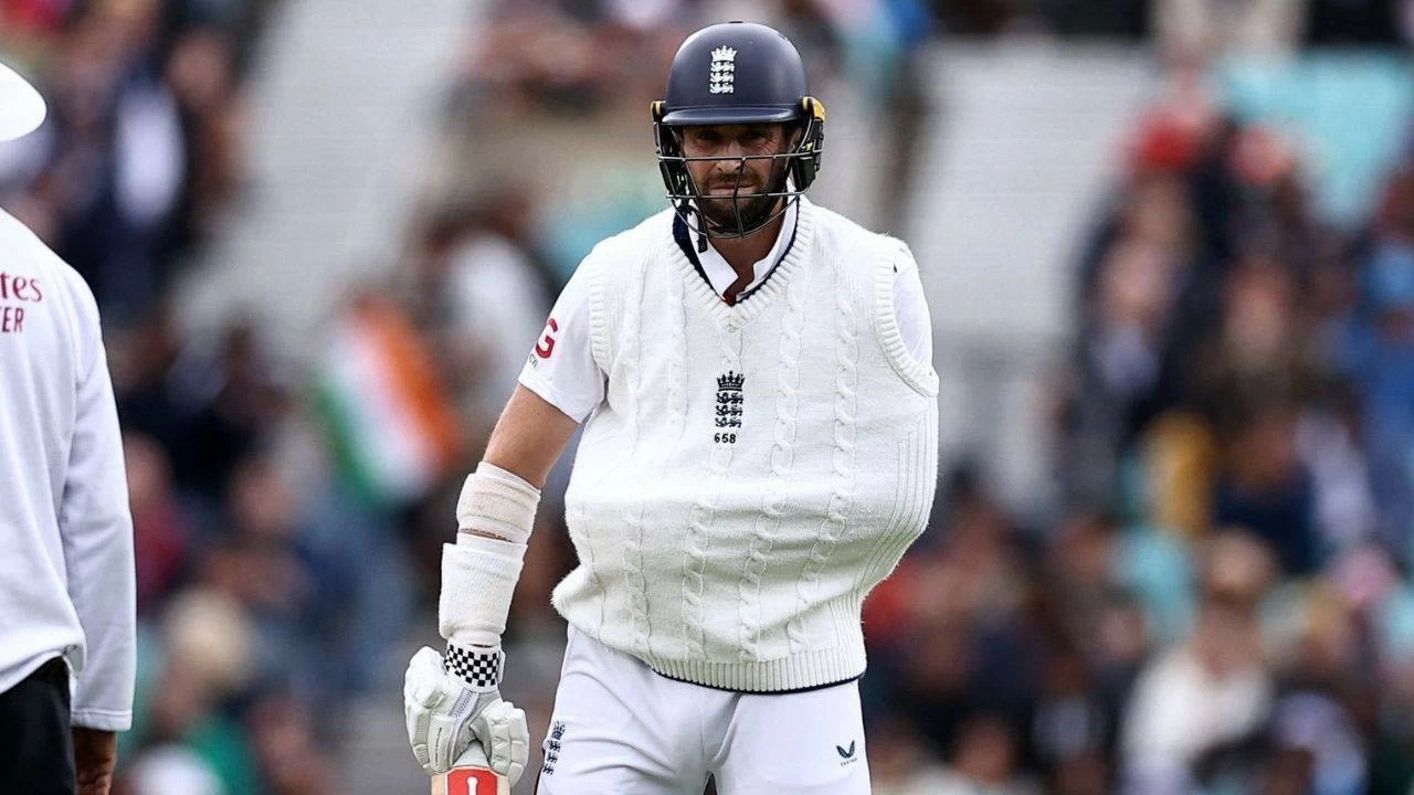 Chris Woakes walked out to bat with dislocated shoulder in the Oval Test.