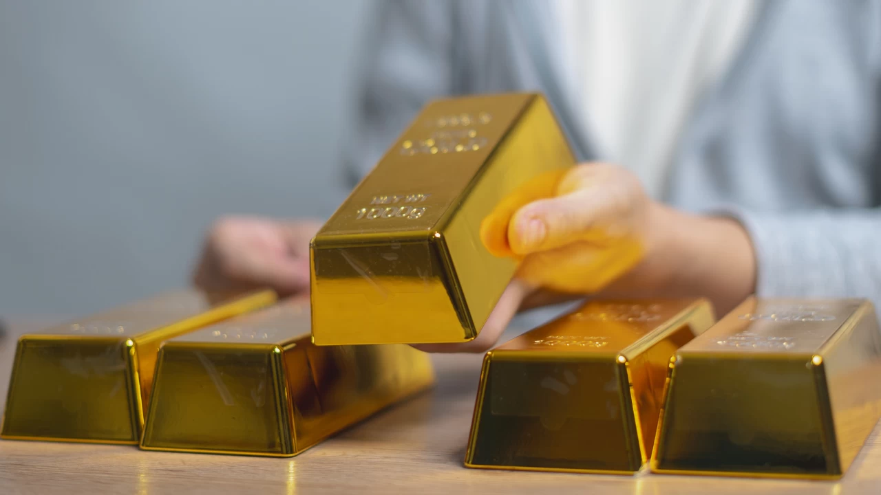 Analysts in the western economies say that Donald Trump has been dishing up fresh tariff threats which is keeping gold in the frame as a defensive play for investors.