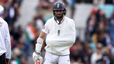 Chris Woakes walked out to bat with dislocated shoulder in the Oval Test.