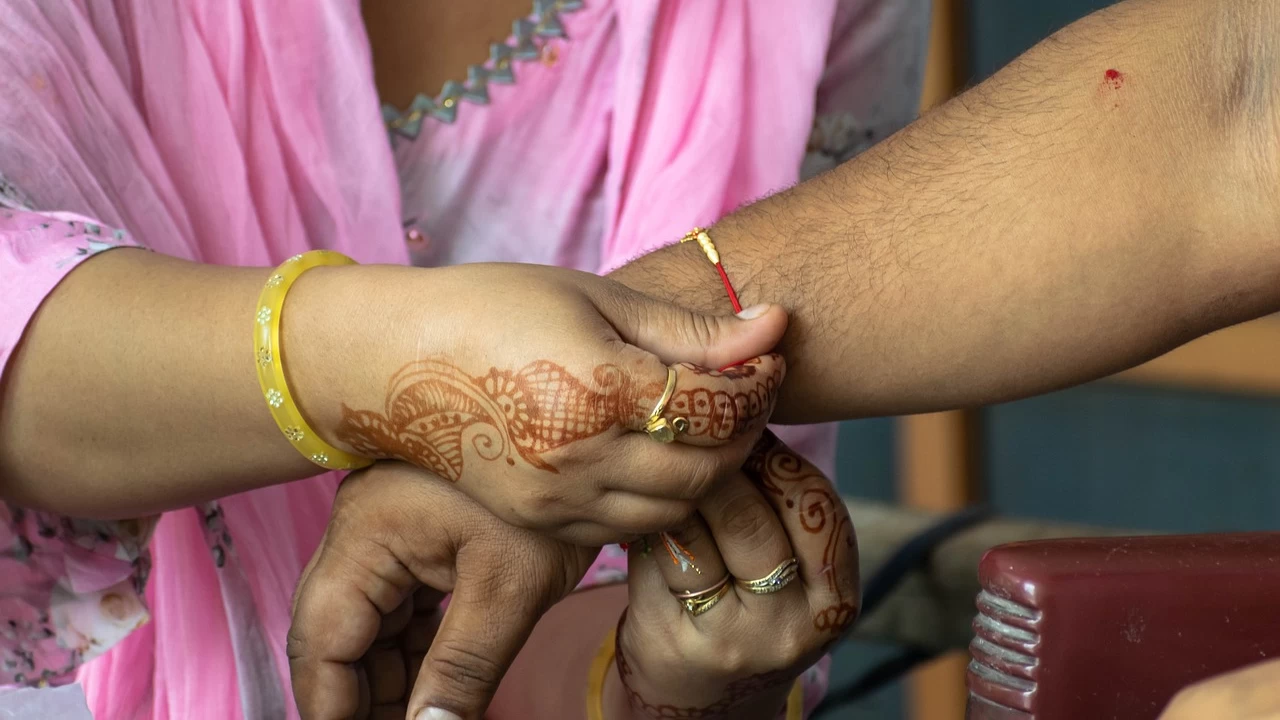 Best_Financial_Gifts_for_your_siblings_in_this_Raksha_Bandhan