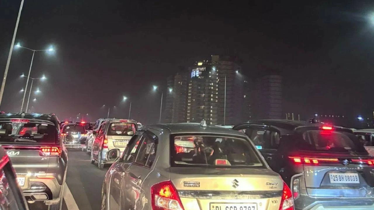  Noida Police informed that there was traffic pressure on SJM Hospital Tiraha Marg, but management measures were in place.