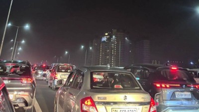  Noida Police informed that there was traffic pressure on SJM Hospital Tiraha Marg, but management measures were in place.