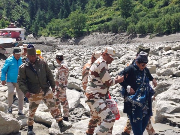People are being rescued by ITBP personnel 