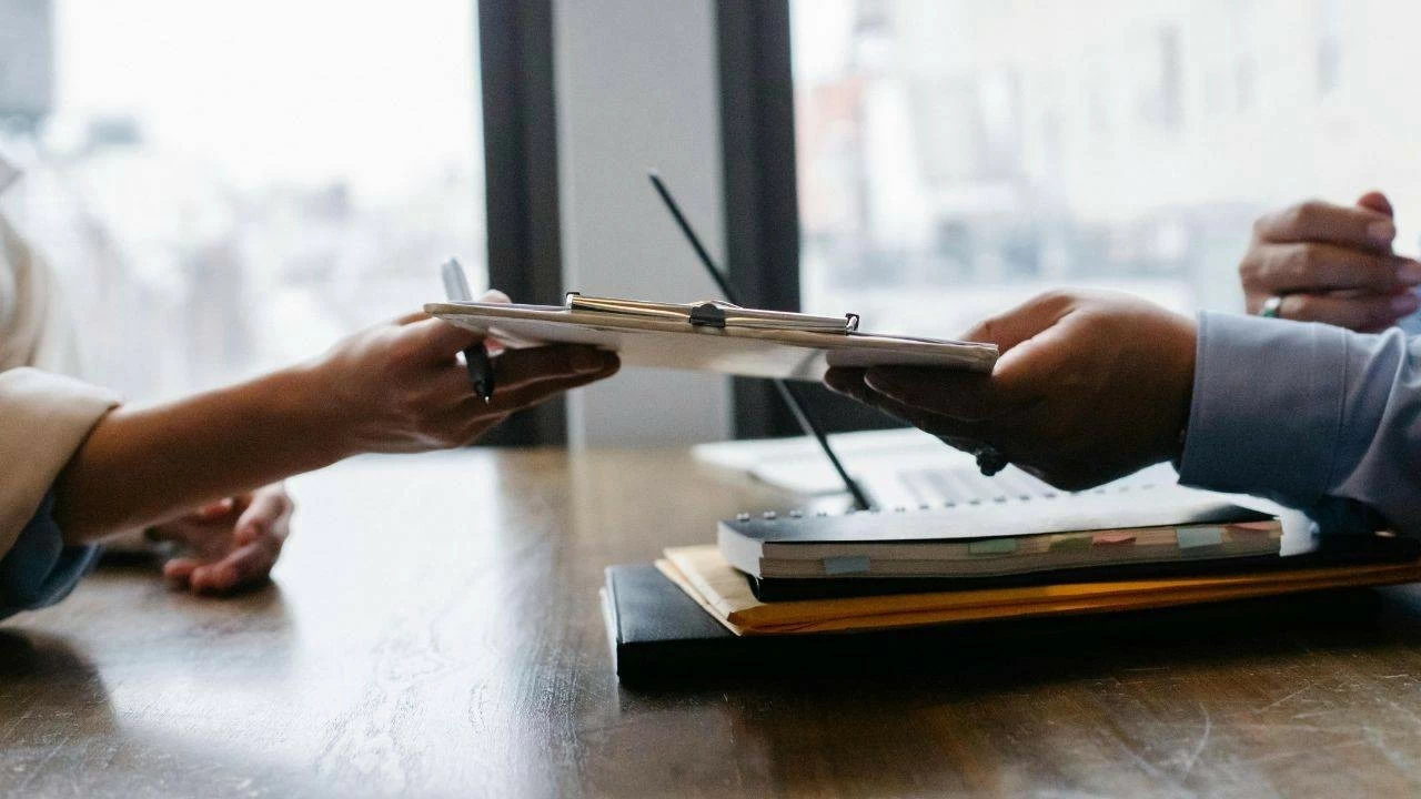 HR rants after employee quits just minutes after getting first paycheck.