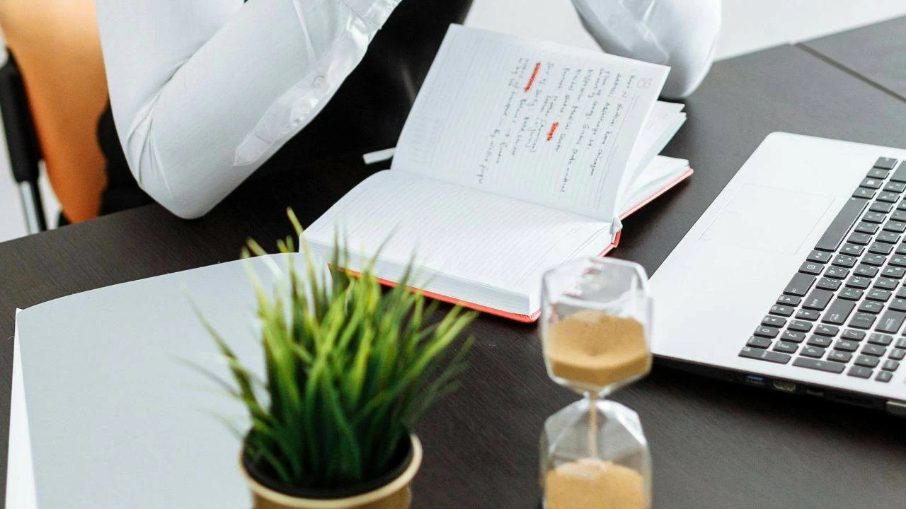 Techie calls it quits after 3 weeks; CEO threatens him