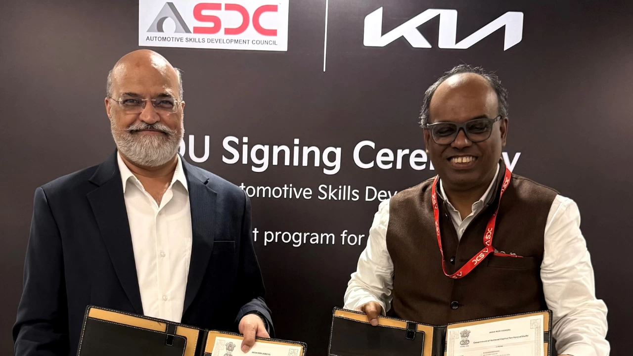 (L to R - Mr. Bhimsen Gulabani, Vice President, Customer Experience, Kia India, along with Mr. Arindam Lahiri, CEO, ASDC)